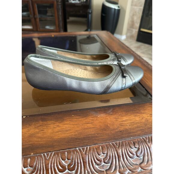 Women’s Neiman Marcus Pewter Leather Ballerina Flats. Size 8.5 - Picture 2 of 5